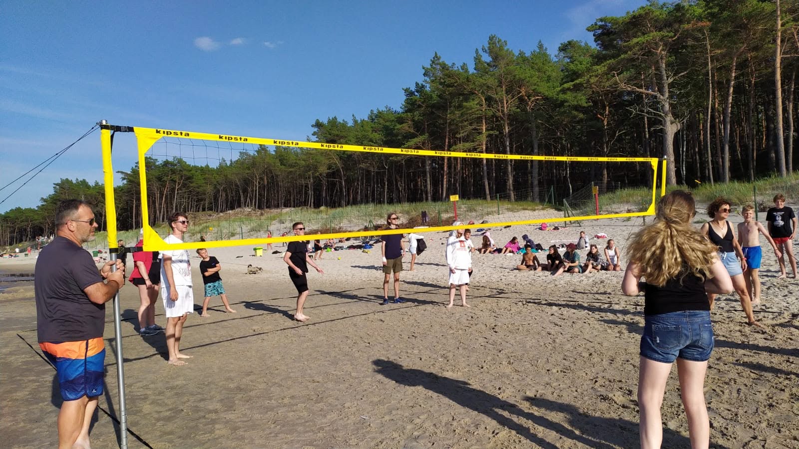 Siatkówka plażowa przy żółtej siatce na plaży w Dźwirzynie