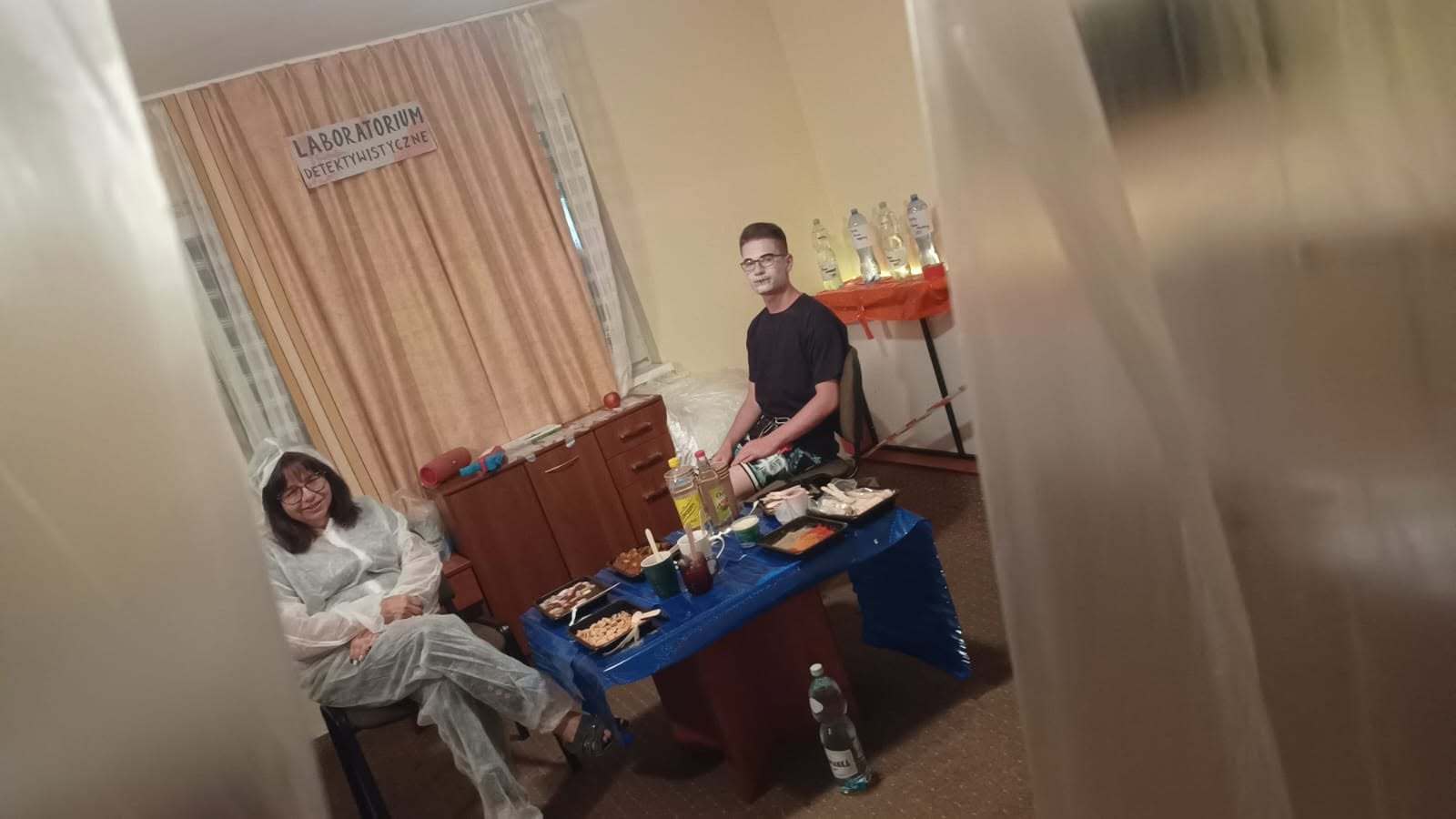 Laboratorium detektywistyczne — uczestnicy w kombinezonach ochronnych