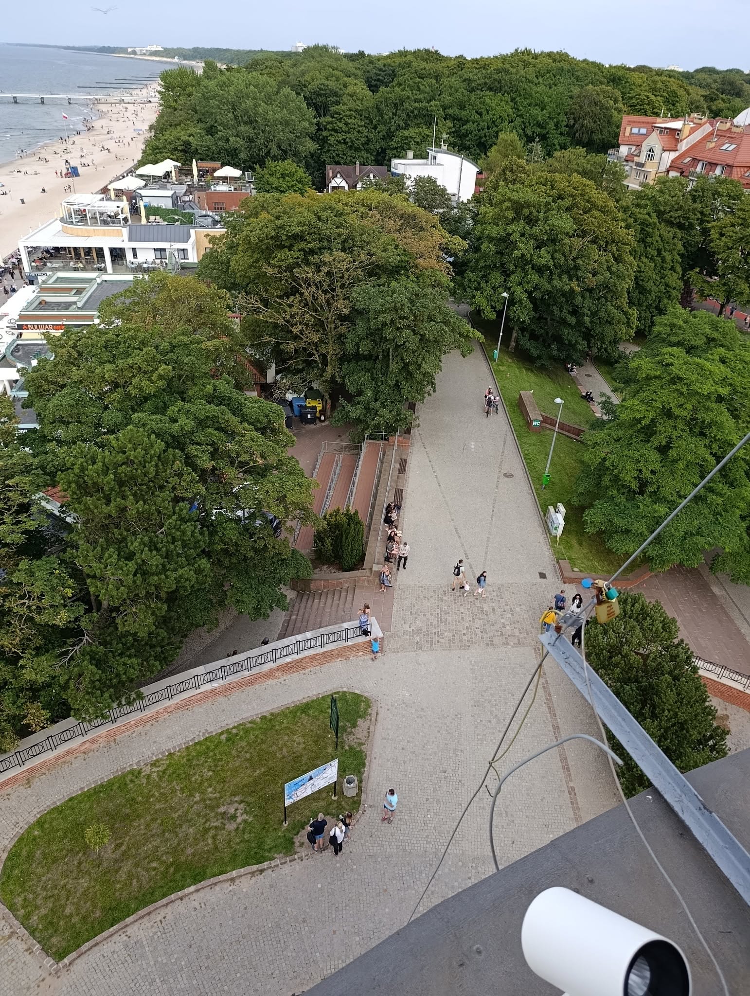 Widok z latarni morskiej na plażę i okolice podczas wycieczki