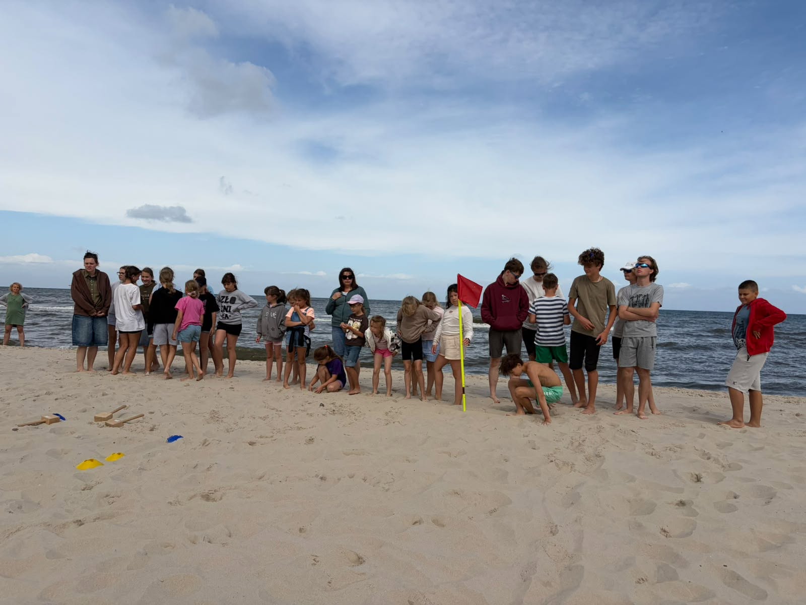 Grupa uczestników podczas zabawy na plaży — Kraft 2026