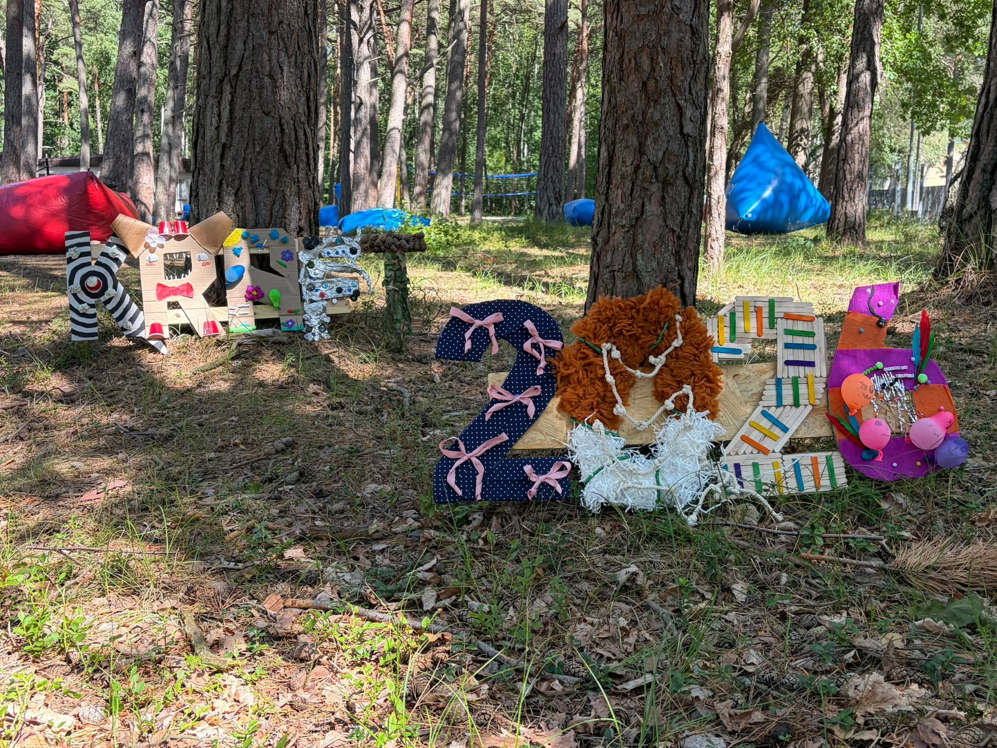 Dekoracyjne litery i cyfry wykonane przez uczestników obozu Kraft