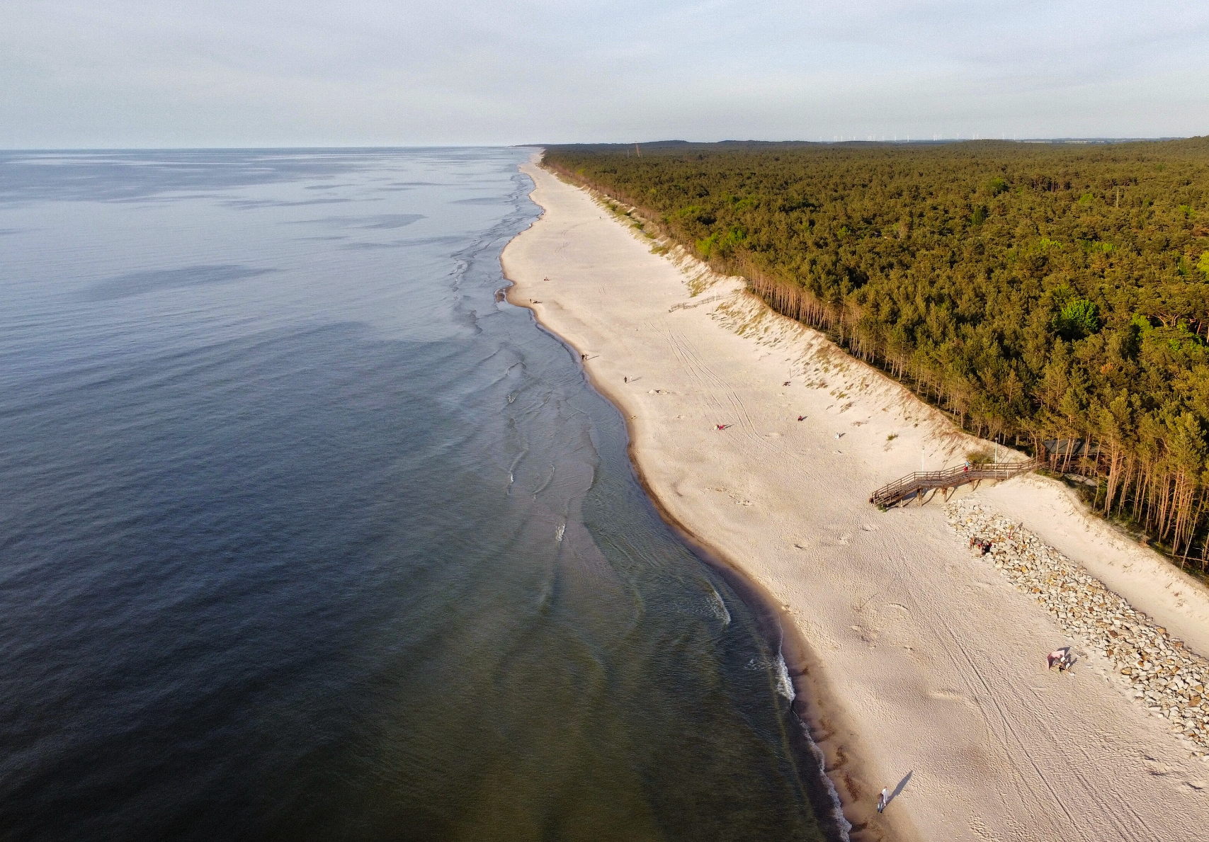 Plaża w Pogorzelicy z lotu ptaka — morze i las sosnowy